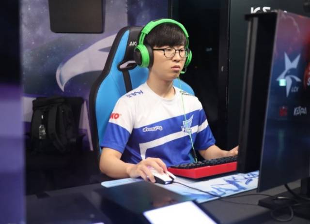 不应因为犯 不应因为犯